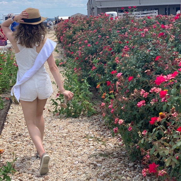 White cross front lace romper - Picture 5 of 5